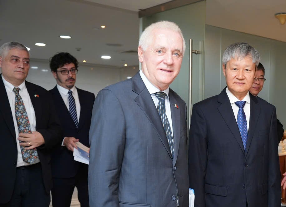 Đại sứ đặc mệnh toàn quyền Cộng hòa Argentina tại Việt Nam, ông Marcos A. Bednarski (thứ 2 từ phải sang)