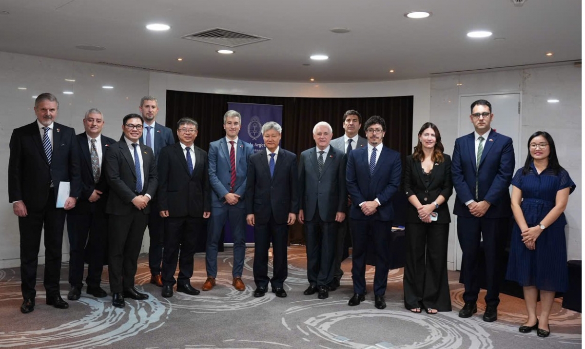 Các đại biểu hai nước chụp ảnh lưu niệm