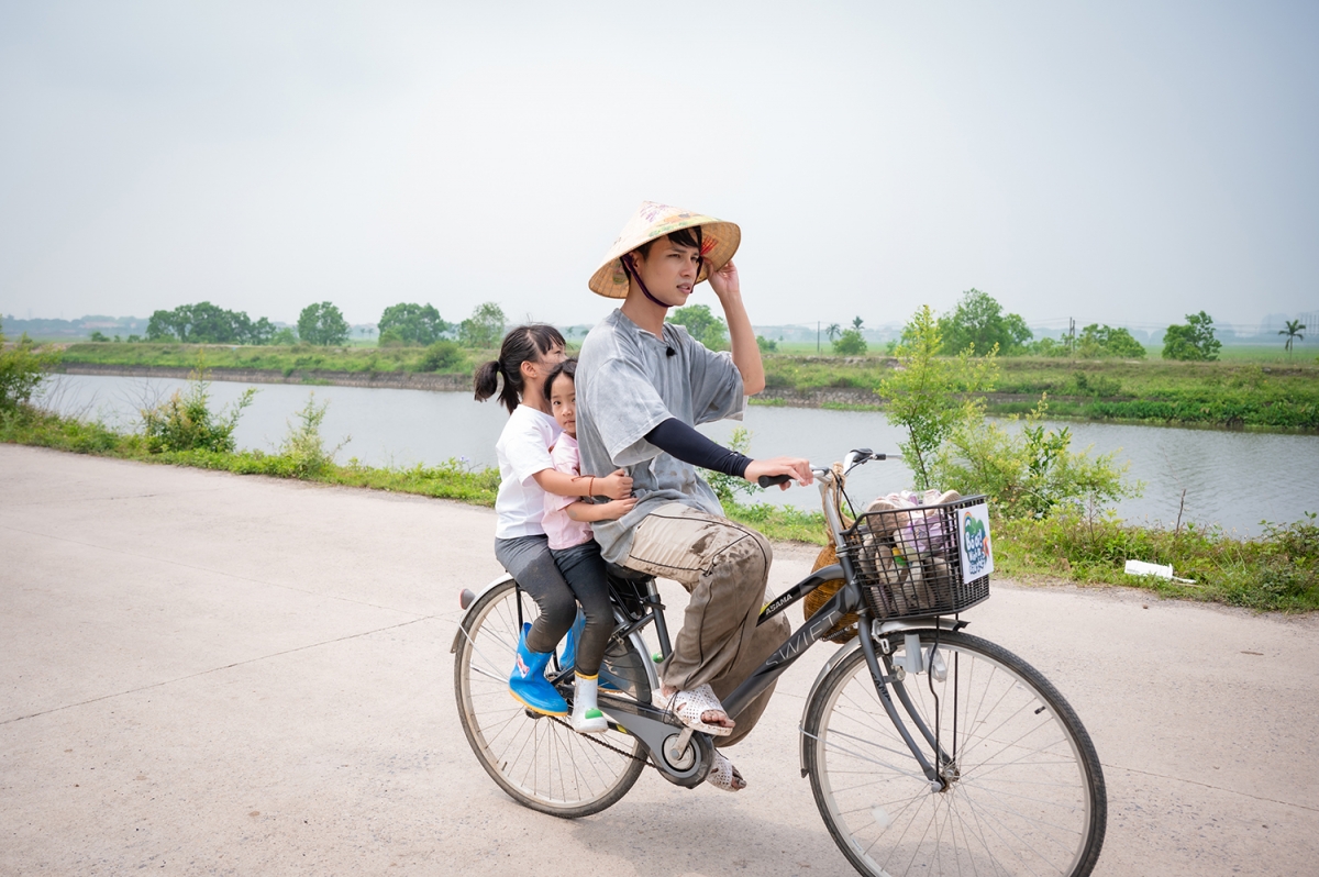 Bố Neko Lê và 2 con gái đạp xe dưới cái nắng oi bức
