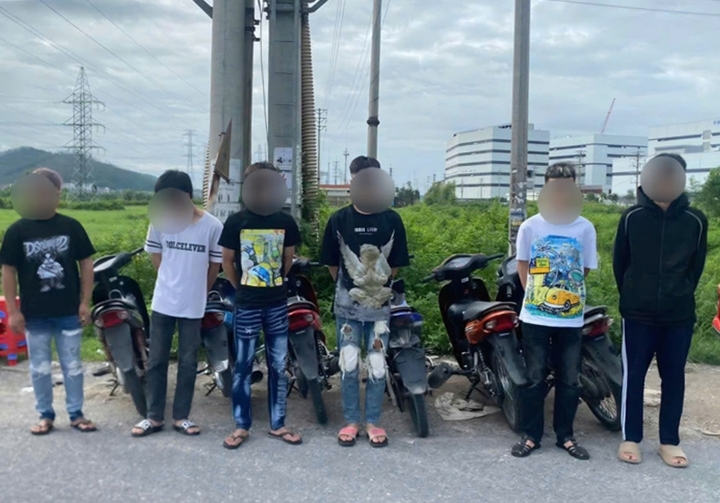 Lực lượng chức năng xử lý nhóm thanh thiếu niên đi xe không đội mũ bảo hiểm, không gắn biển số xe. (Ảnh: Công an Bắc Ninh).