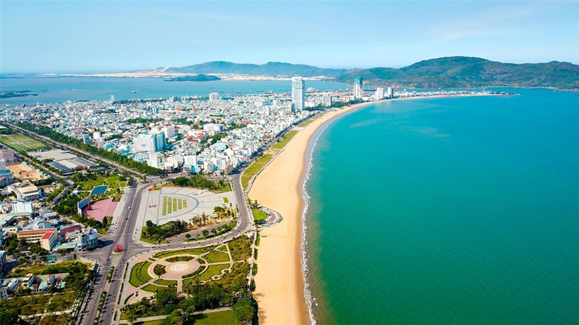 Bãi tắm biển ngay trước Quảng trường Nguyễn Tất Thành, TP Quy Nhơn. (Ảnh: Cổng TTĐT Gia Lai)