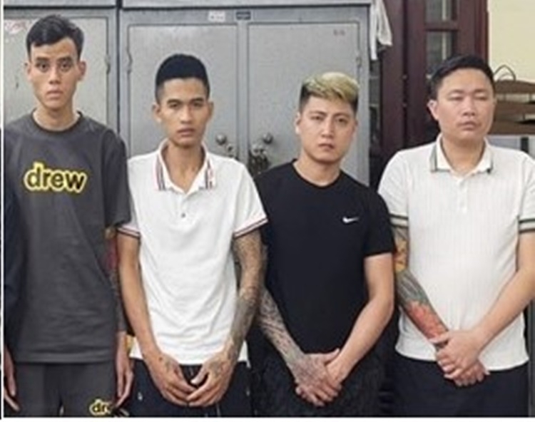 Nguyễn Văn Phẩm (ngoài cùng bên phải) cùng các đối tượng đàn em.