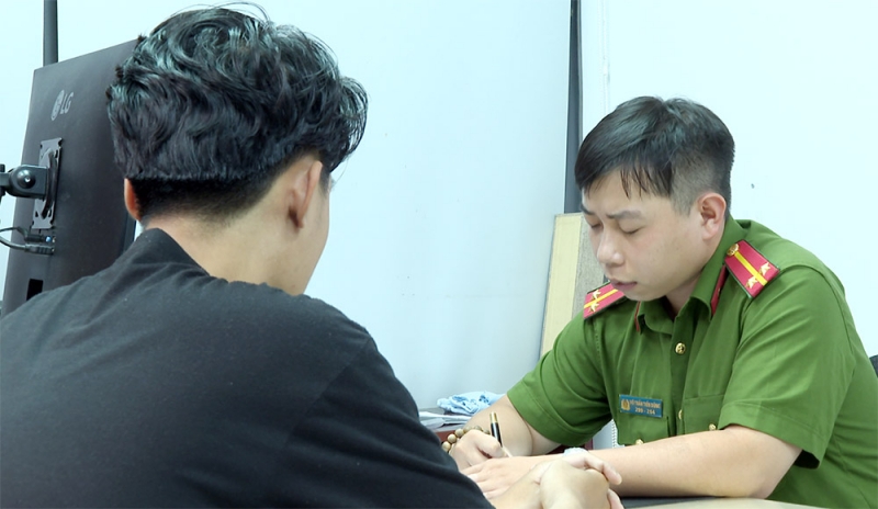 Nam sinh tường thuật lại sự việc với Công an