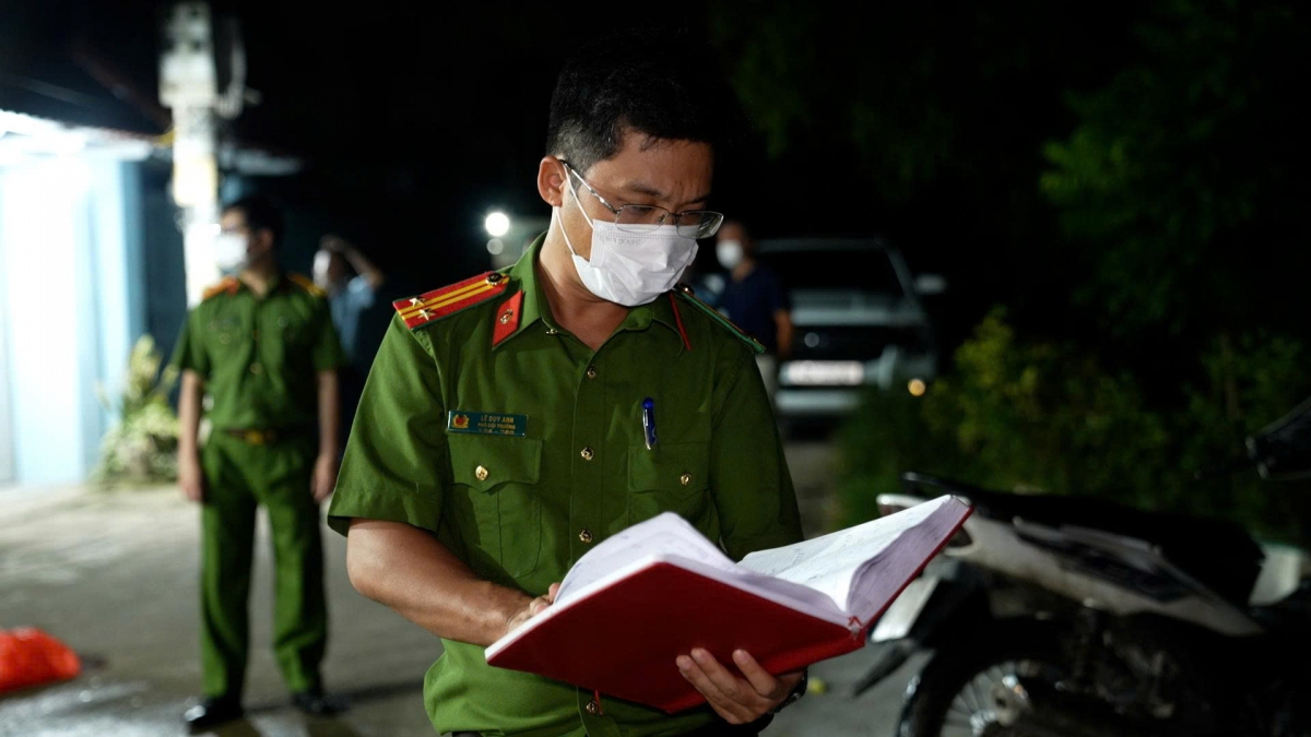 Các đối tượng khai nhận từ năm 2023 bắt đầu mua gom lợn ốm yếu từ các đầu nậu, trong đó có Đặng Văn Huy – người thu mua lợn bệnh tại huyện Ba Vì, rồi tổ chức giết mổ tại khuôn viên nhà ở. Trung bình mỗi ngày giết mổ hơn 50 con lợn, sau đó bán ra thị trường với giá khoảng 60.000 đồng/kg thịt. 