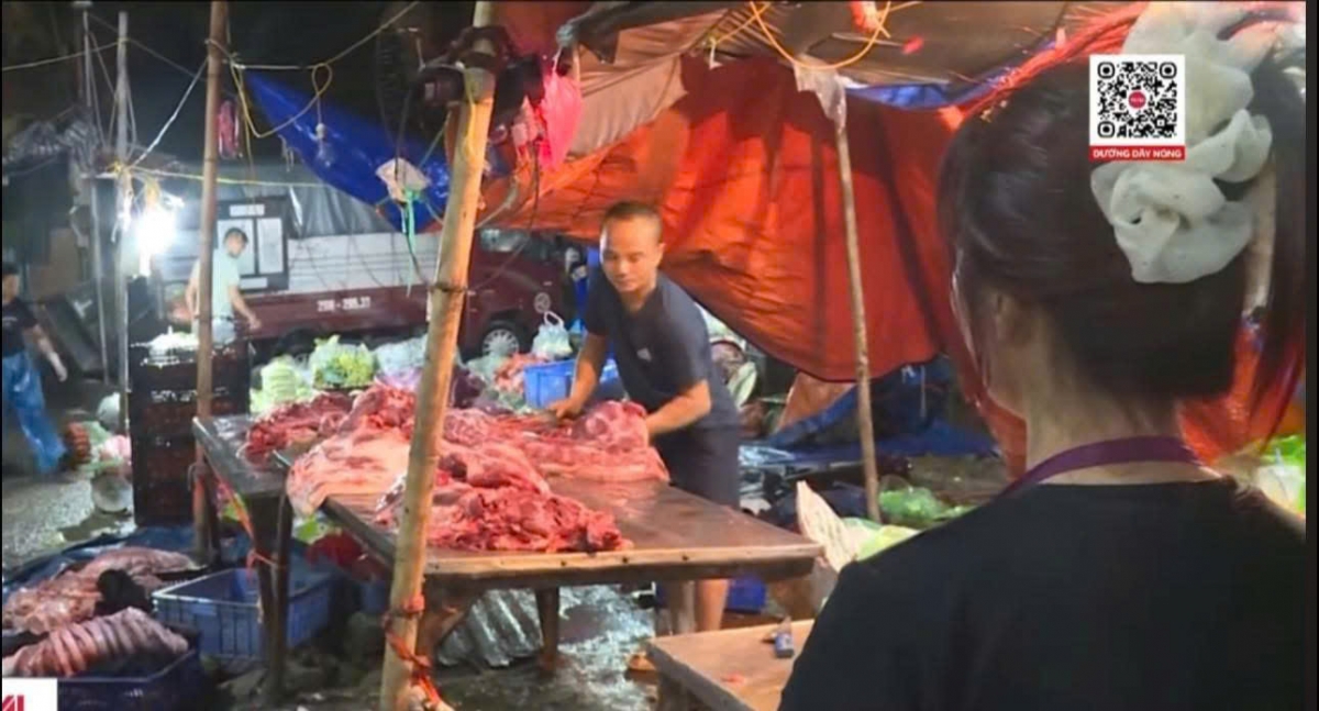 Đáng chú ý, các tiểu thương đến trực tiếp lò mổ của Tươi - Thư để chọn lợn; sau giết mổ, thịt được bán ngay cho các quầy tại các chợ đầu mối như Phía Nam, Minh Khai,…Ngoài ra, nhiều sản phẩm đã được tiêu thụ vào các nhà hàng, quán ăn trên địa bàn Hà Nội.