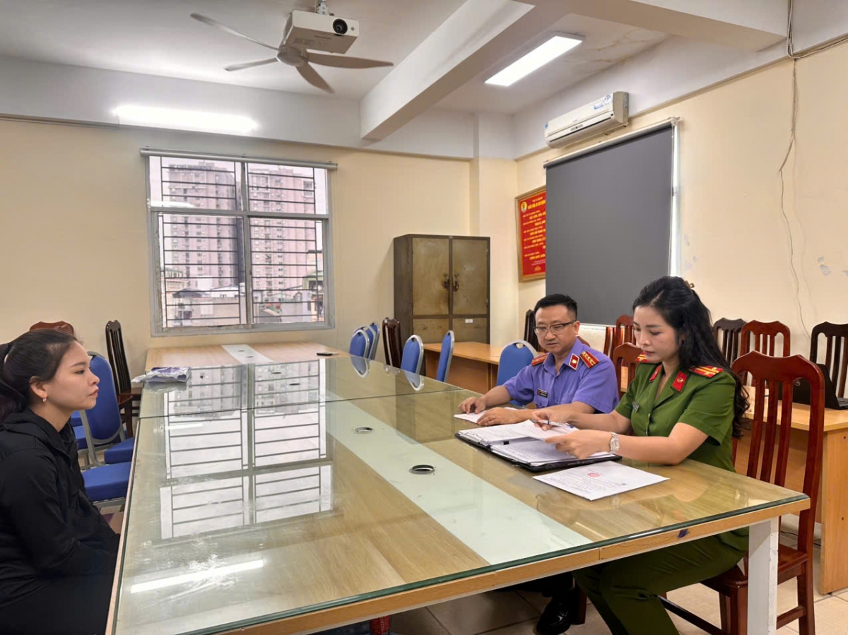 Từ kết quả điều tra, ngày 2/7 và 3/7, Cơ quan CSĐT - CATP Hà Nội đã ra lệnh giữ người trong trường hợp khẩn cấp, lệnh bắt người bị giữ trong trường hợp khẩn cấp và quyết định tạm giữ hình sự đối với Lê Văn Tươi và Đặng Văn Huy, Nguyễn Viết Chiếm, Dư Đình Hợi để tiếp tục điều tra xử lý về hành vi vi phạm quy định về an toàn thực phẩm theo quy định pháp luật.