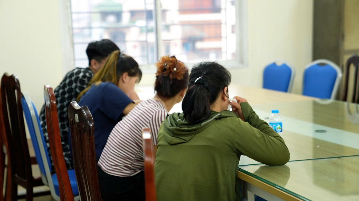 Các đối tượng khai nhận mua lợn chết của các đối tượng tại khu vực huyện Ứng Hòa, huyện Mỹ Đức (cũ), TP Hà Nội hoặc tỉnh Hòa Bình (cũ), nay là tỉnh Phú Thọ với giá khoảng 20.000 đồng/kg rồi mang về tập kết tại nhà riêng. Các đối tượng tiến hành mổ phanh và sử dụng ô tô tải vận chuyển lợn ra khu vực Ki ốt tại chợ Phùng Khoang để tiêu thụ.