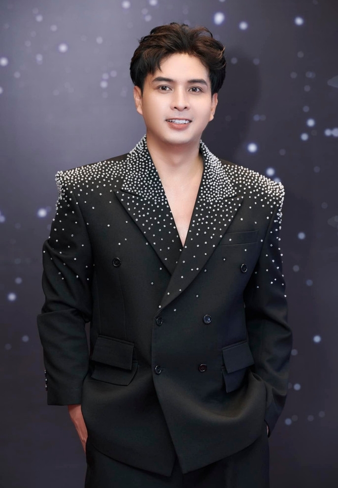 Sao Việt 24/7: Mới đây, ca sĩ Hồ Quang Hiếu bị "réo tên" nằm trong danh sách các nghệ sĩ sử dụng ma túy. Người đăng tải bài viết cho hay nam ca sĩ tham gia "bữa tiệc ma túy" và đã bị công an bắt. Ca sĩ Hồ Quang Hiếu cho biết mình vẫn hạnh phúc bên vợ con, đi hát mỗi ngày và khẳng định không có chuyện bị bắt vì tham gia "bữa tiệc ma túy".