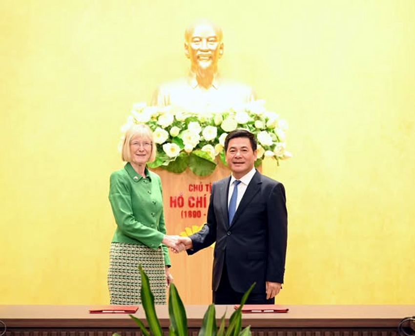 Bộ trưởng Nguyễn Hồng Diên và Đại sứ Gillian Bird đã cùng chứng kiến Lễ trao đổi Bản ghi nhớ về Hợp tác, thúc đẩy phát triển thị trường điện cạnh tranh giữa Cục Điện lực và Đại sứ quán Australia