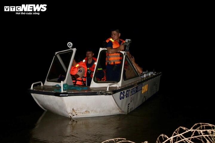 Lực lượng chức năng tìm kiếm xuyên đêm, đến sáng 18/7 vẫn chưa thấy tung tích cháu bé.