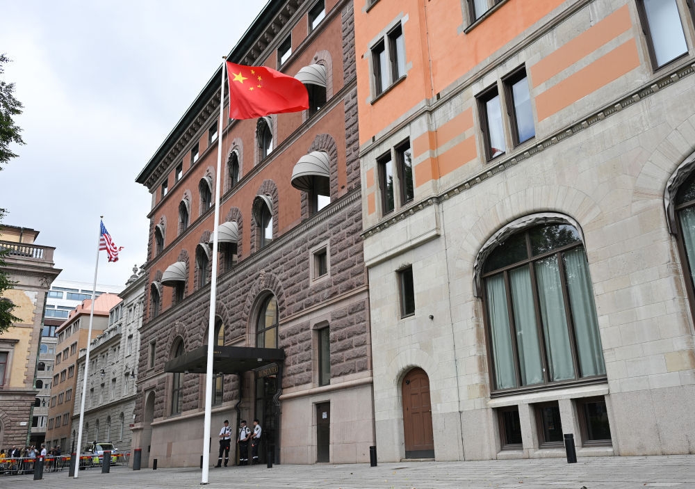 Bên ngoài địa điểm đàm phán thương mại Trung-Mỹ tại Stockholm, Thụy Điển ngày 29/7. Ảnh: The Paper