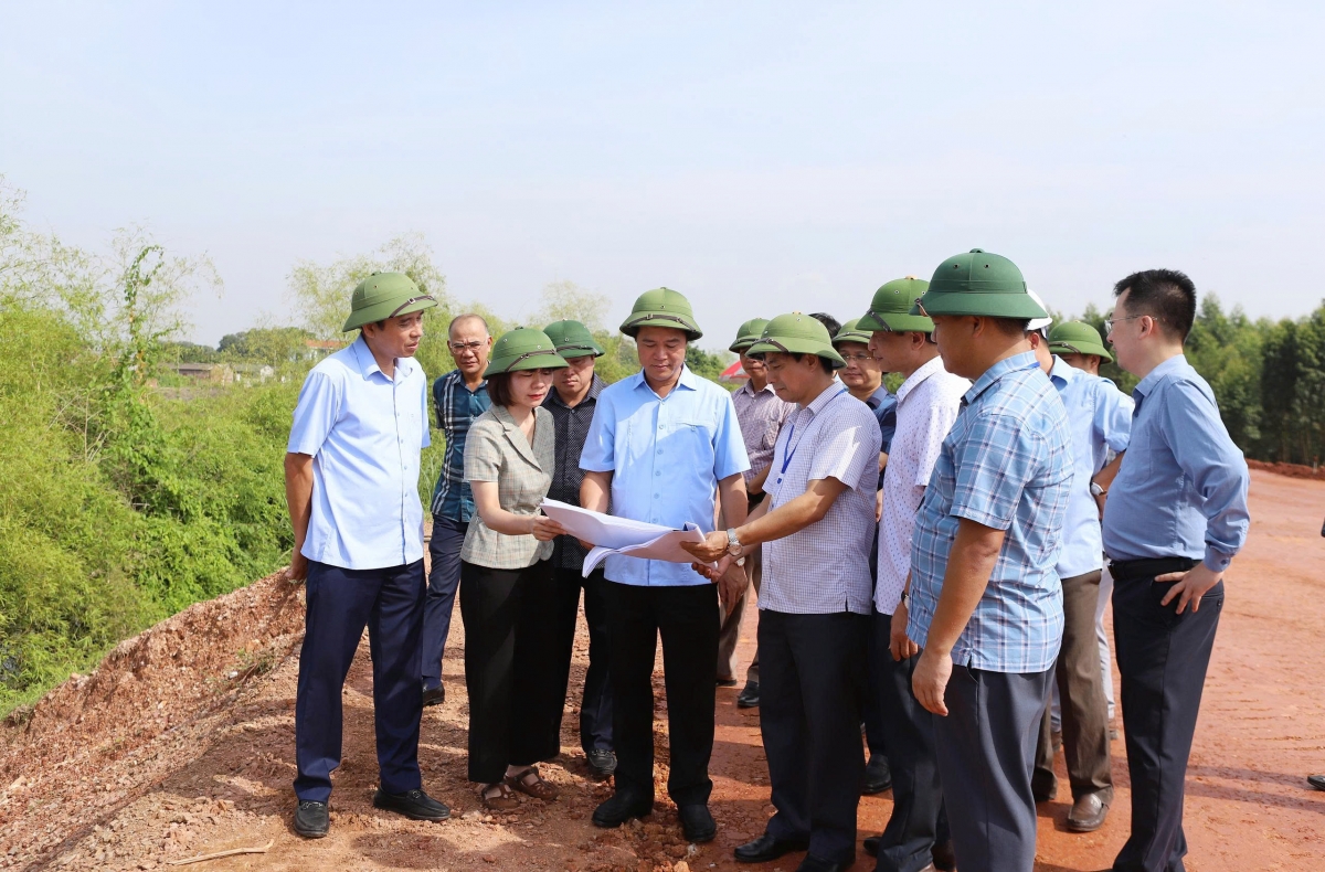 Phó Chủ tịch UBND tỉnh Bắc Ninh Lê Xuân Lợi kiểm tra sự cố sạt lở đê tại xã Mỹ Thái