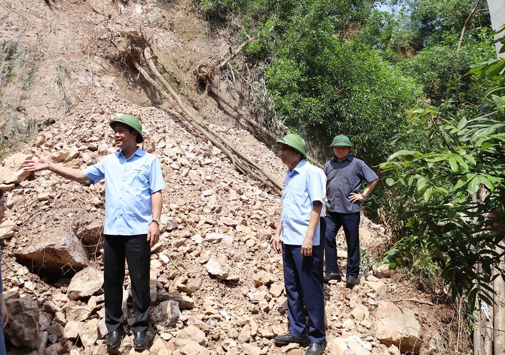 Phó Chủ tịch UBND tỉnh Bắc Ninh Lê Xuân Lợi trực tiếp đi kiểm tra tình hình sạt lở núi tại Tiểu khu 6, phường Yên Dũng