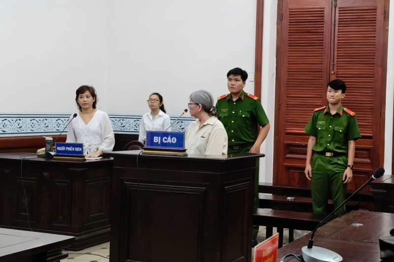 Bị cáo Lee Je Siang nghe HĐXX tuyên án thông qua người phiên dịch.