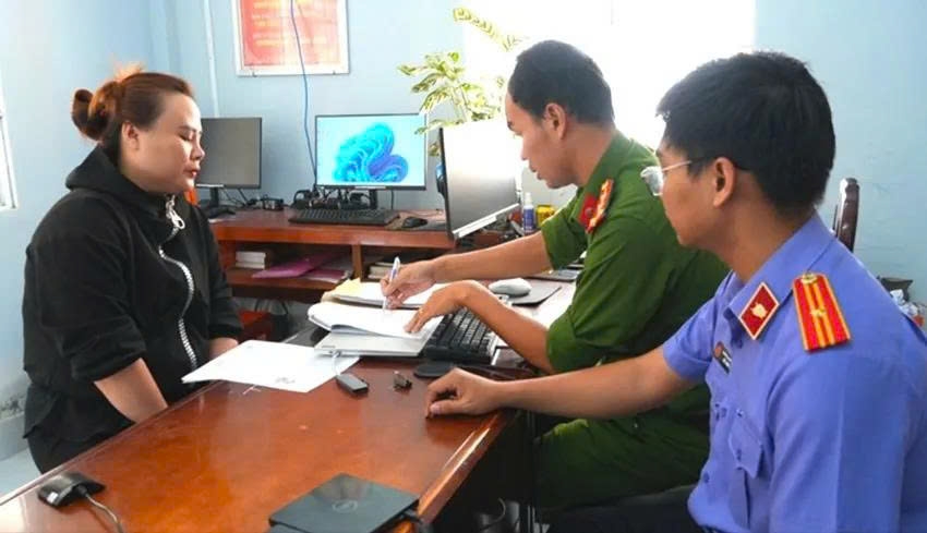 Không trả lại 100 triệu người khác chuyển khoản nhầm, Ngô Nguỵ Ý bị khởi tố. Ảnh: CA