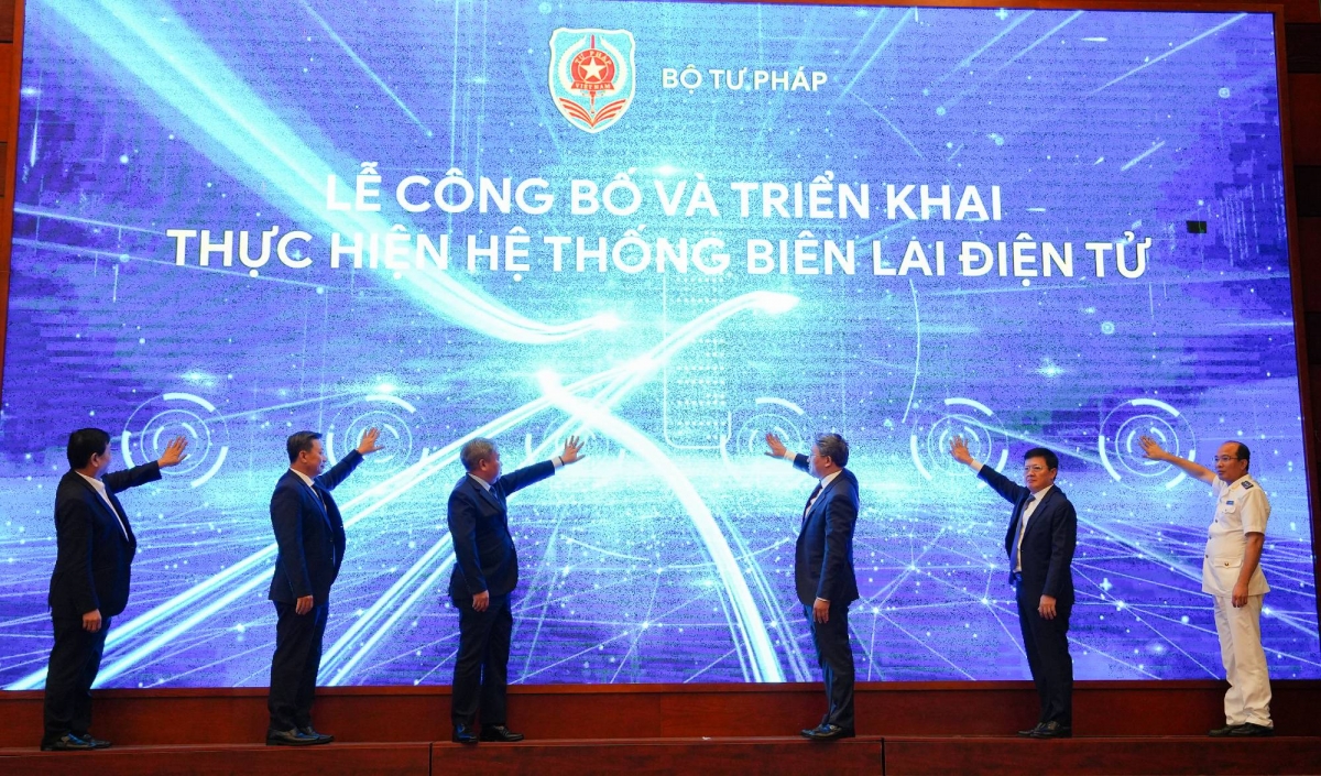 Các đại biểu thực hiện nghi thức khai trương Hệ thống Biên lai điện tử