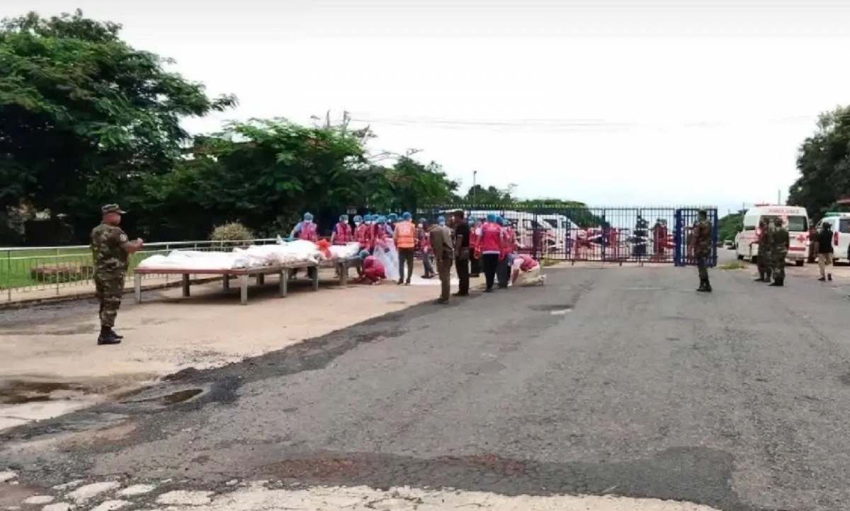 Thái Lan bàn giao thi thể binh sĩ Campuchia thiệt mạng trong cuộc đụng độ. (Ảnh: The Nation)