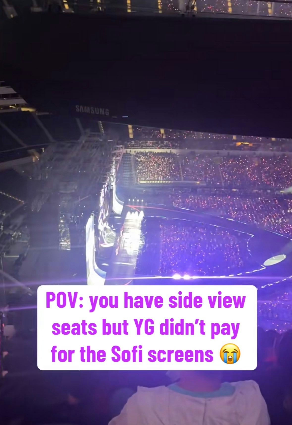 Lời than phiền mỉa mai từ khán giả khi ngồi ở vị trí có tầm nhìn hạn chế mà lại không có màn hình phụ hỗ trợ, khiến trải nghiệm xem concert bị ảnh hưởng nghiêm trọng.