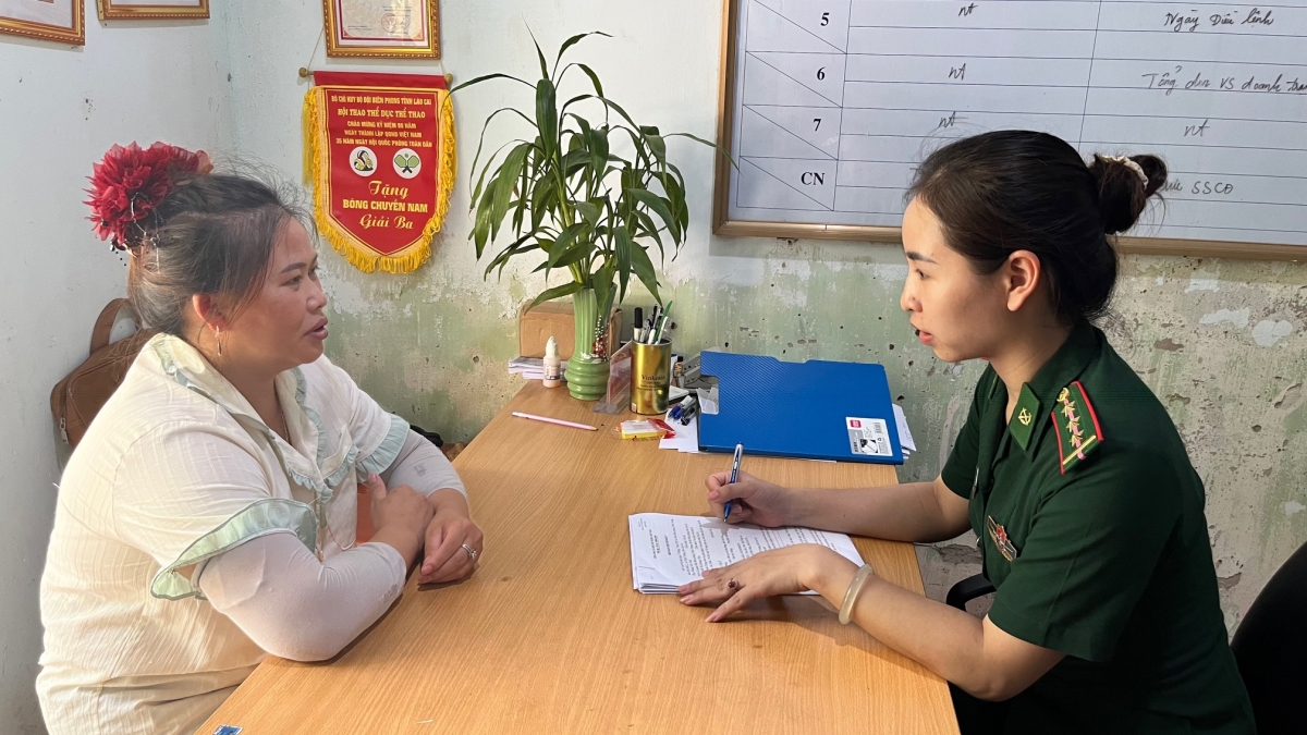 Bộ đội Biên phòng lấy lời khai đối tượng Sùng Thị É.