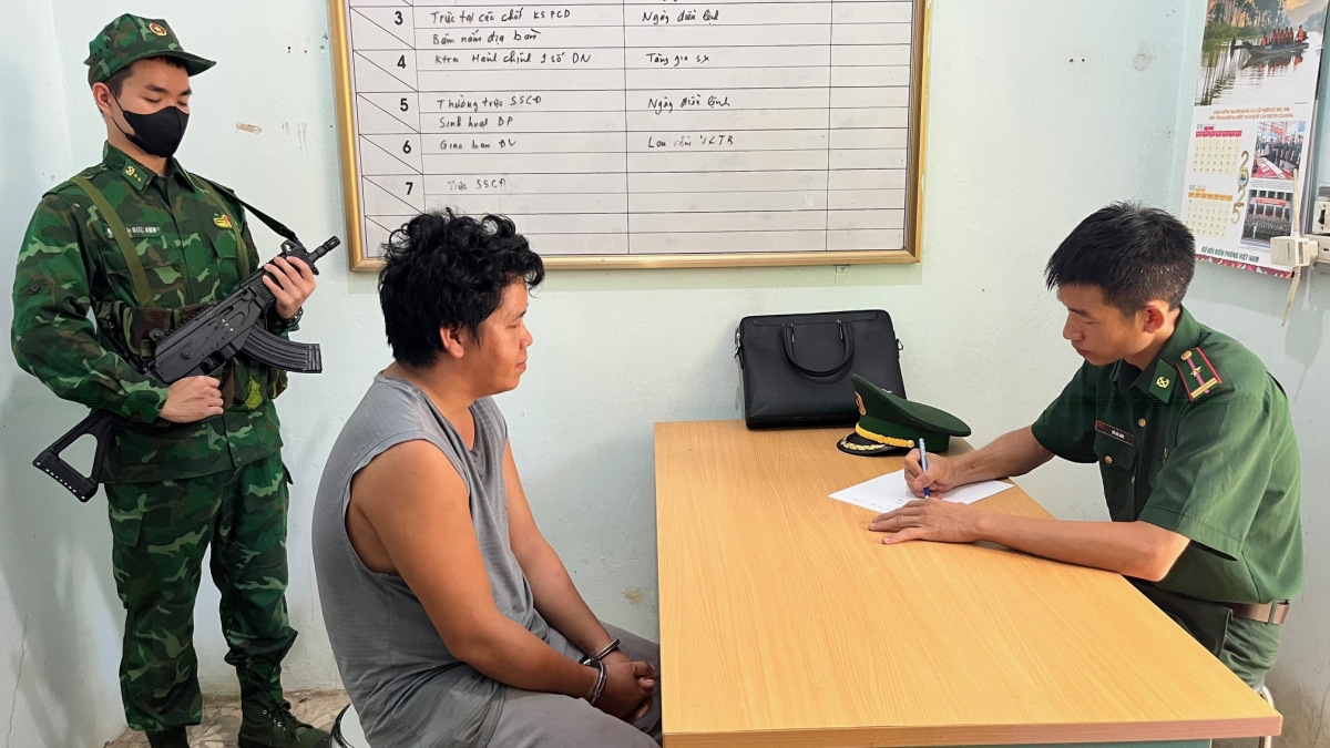 Bộ đội Biên phòng lấy lời khai đối tượng Vù A Súa.