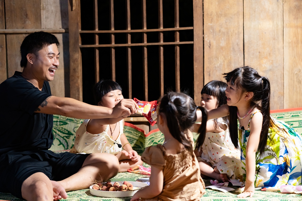 Duy Hưng phải “cân team” với tận 4 cô con gái nhỏ