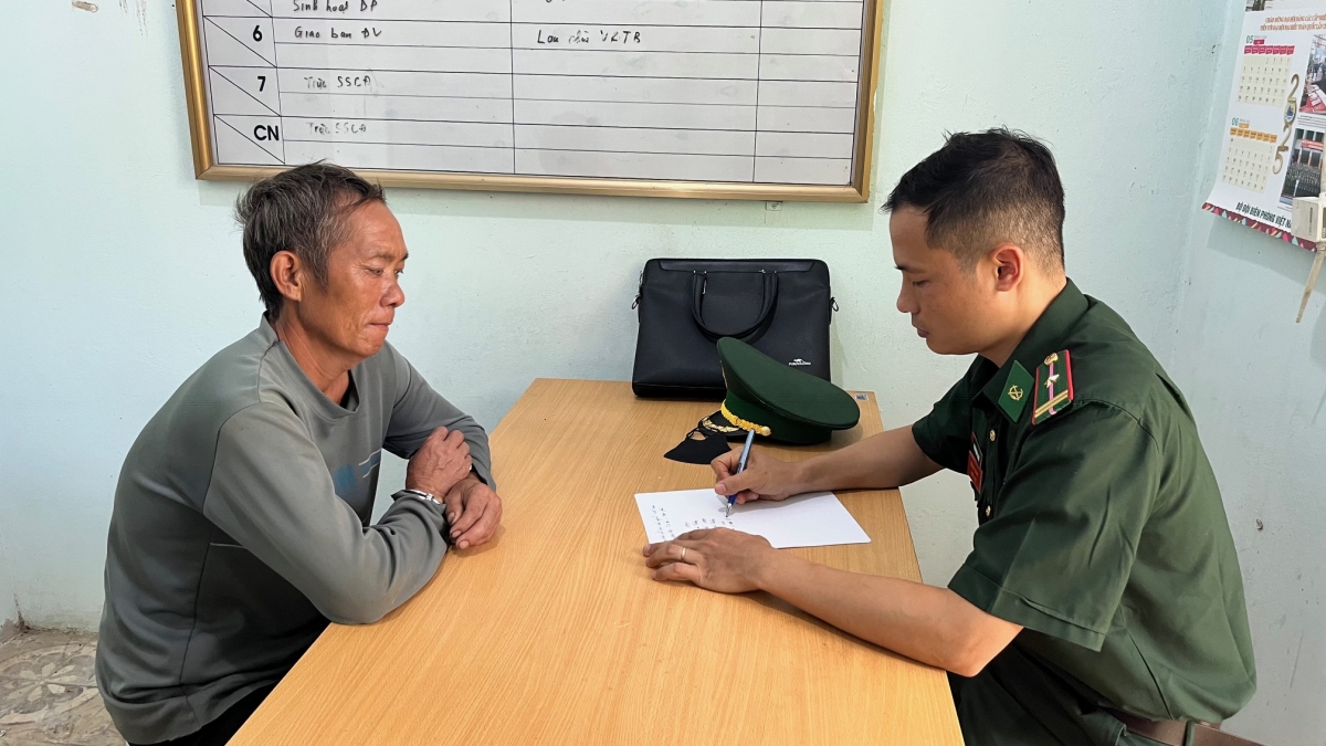 Bội đội Biên phòng lấy lời khai đối tượng Thào A Hừ.