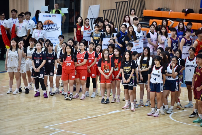 Đại diện một số đội bóng tại lễ khai mạc.