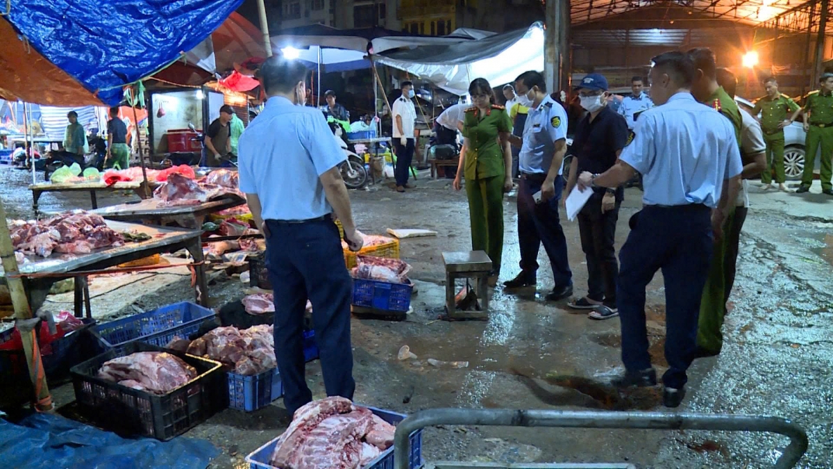 Kiểm tra tại hàng loạt Ki ốt của các đối tượng tại chợ Phùng Khoang phát hiện, thu giữ 977kg thịt lợn. Toàn bộ hàng không có giấy tờ kiểm dịch, không có giấy tờ chứng minh nguồn gốc xuất xứ.