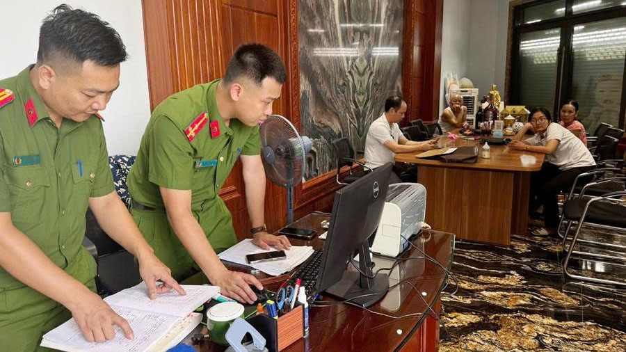 Cơ quan CSĐT Công an tỉnh Thanh Hóa (Phòng Cảnh sát hình sự) thi hành lệnh khám xét khẩn cấp nơi ở của Bùi Quốc Ý.