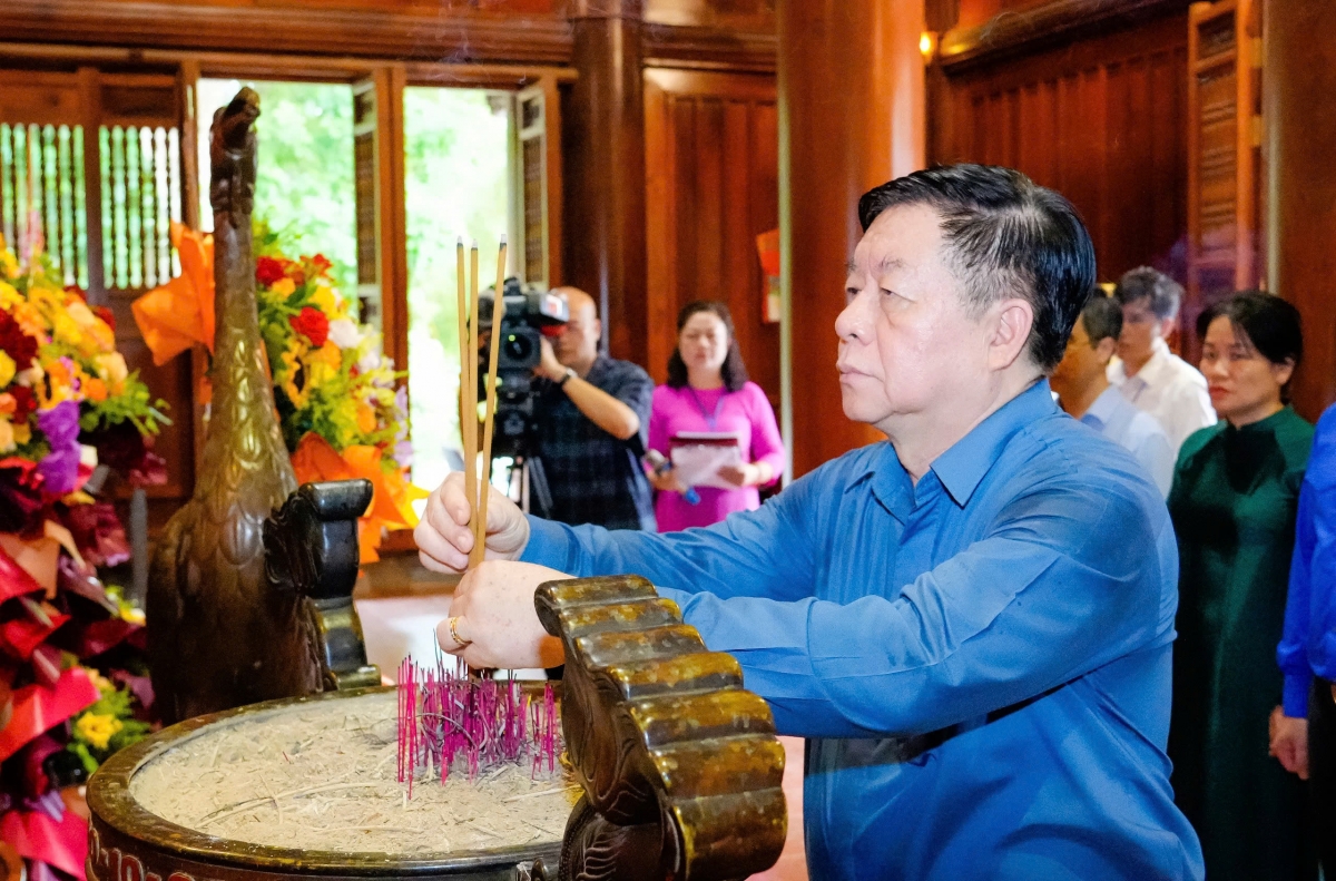 Đồng chí Nguyễn Trọng Nghĩa và đoàn đại biểu dâng hương lên Anh linh của Chủ tịch Hồ Chí Minh.