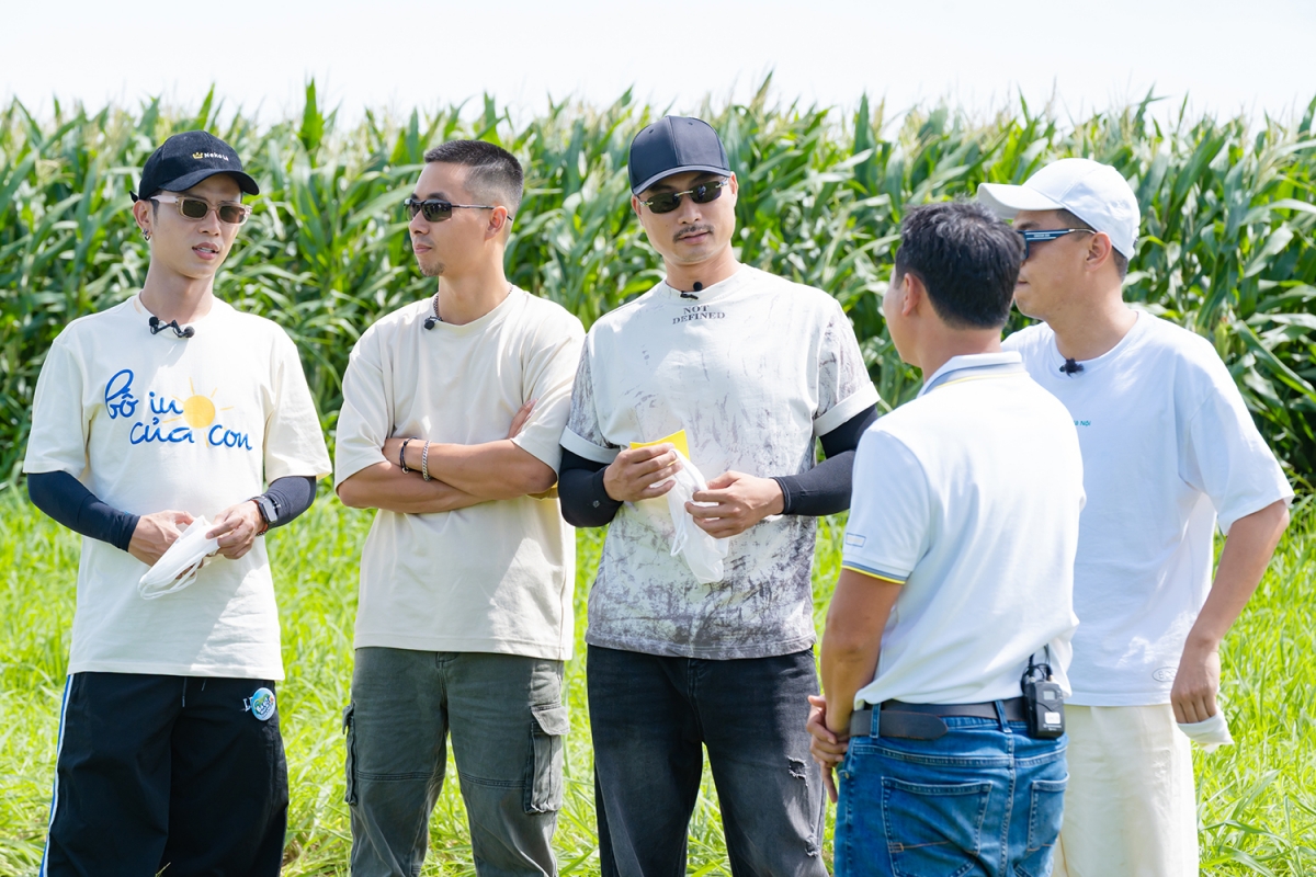 Không chỉ vật lộn với công việc nặng nhọc, họ còn phải đối diện với những thử thách ngôn ngữ địa phương khiến không ít ông bố phải “đổ mồ hôi, sôi nước mắt”.