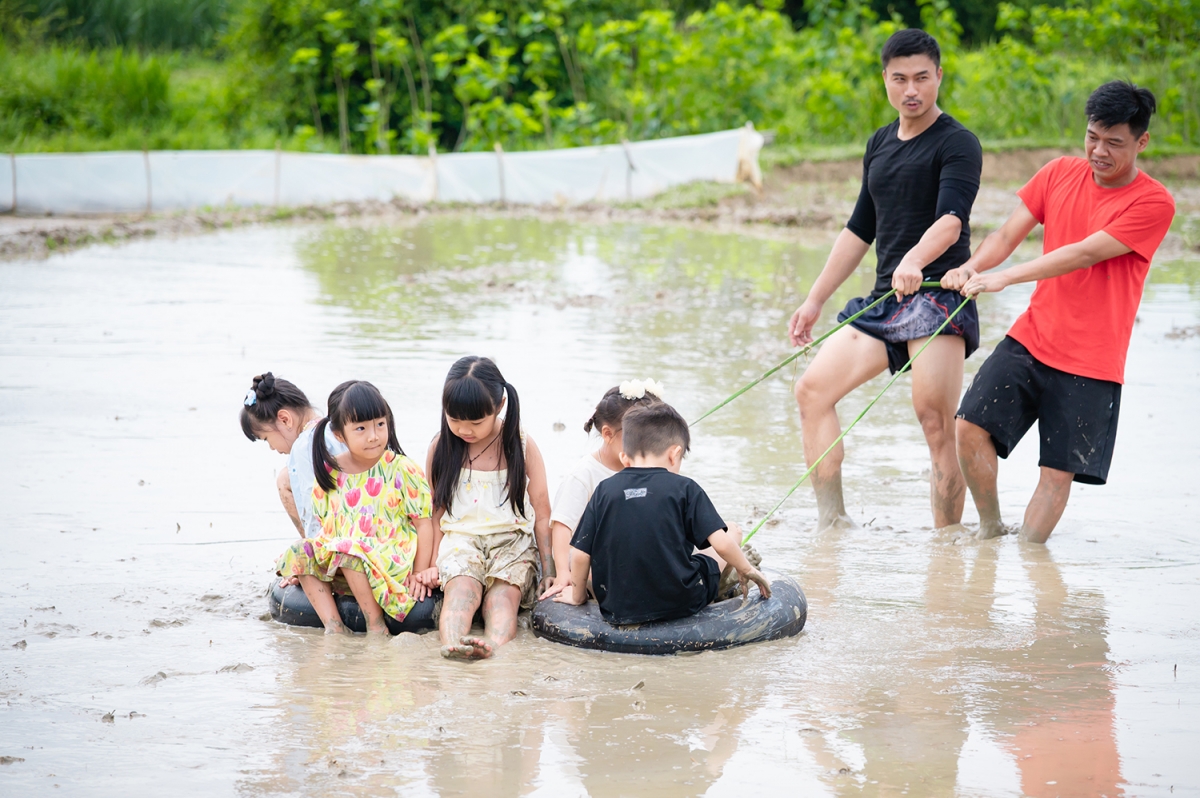 Các bố con chơi trò tập thể