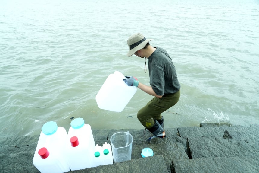 Các chuyên gia tiến hành lấy mẫu nước (Ảnh: KINS)