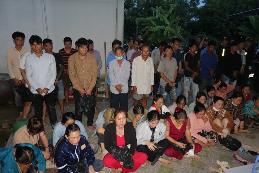 Các đối tượng có mặt tại hiện trường tụ điểm lắc tài xỉu (Ảnh:Công an tỉnh Đồng Tháp)