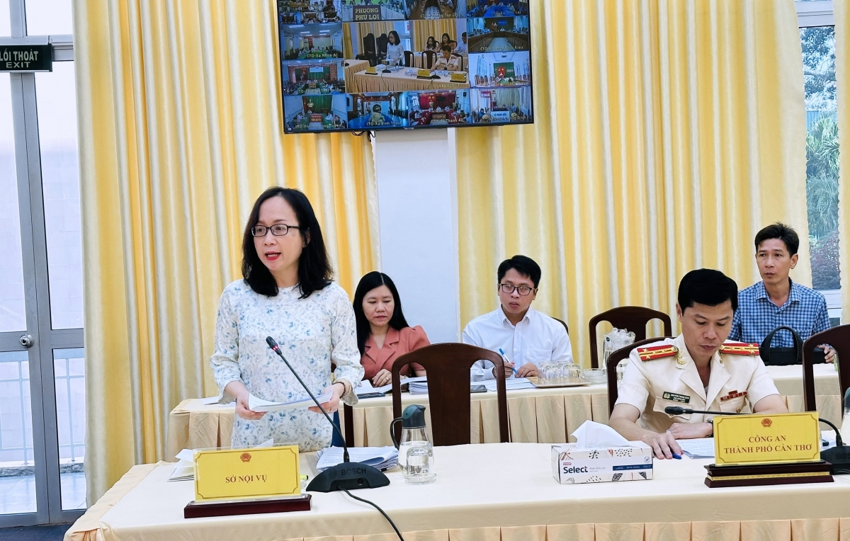 Đại biểu tham dự cuộc họp phát biểu
