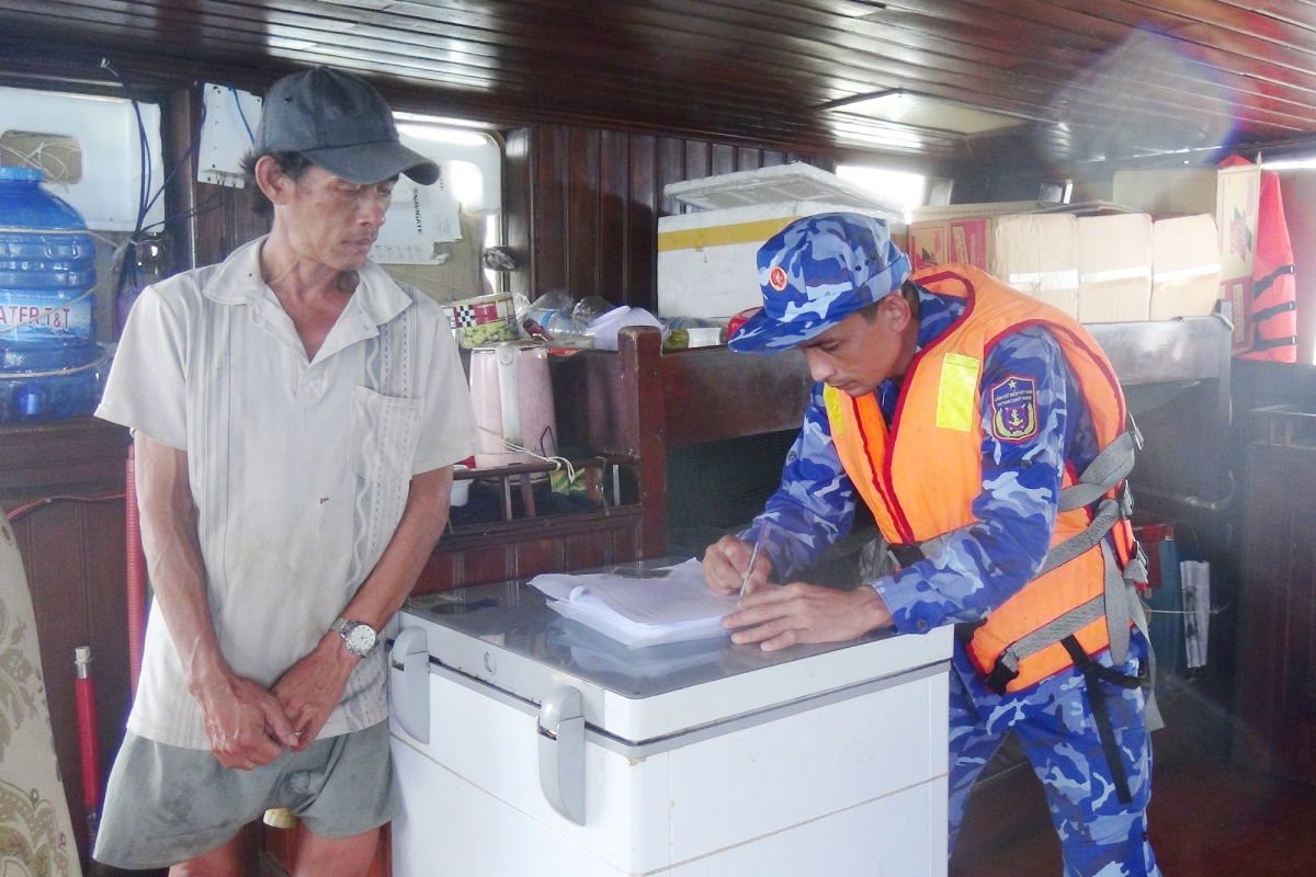 Lực lượng chức năng Bộ Tư lệnh Vùng Cảnh sát biển 4 lập biên bản tạm giữ phương tiện