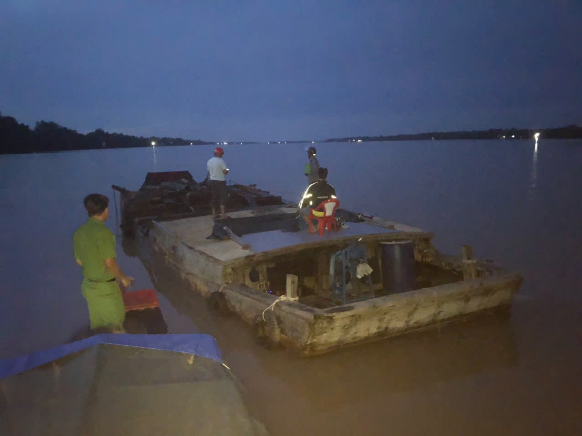 Phương tiện bơm hút cát trên sông Hàm Luông bị công an bắt giữ. (Ảnh: CACC)