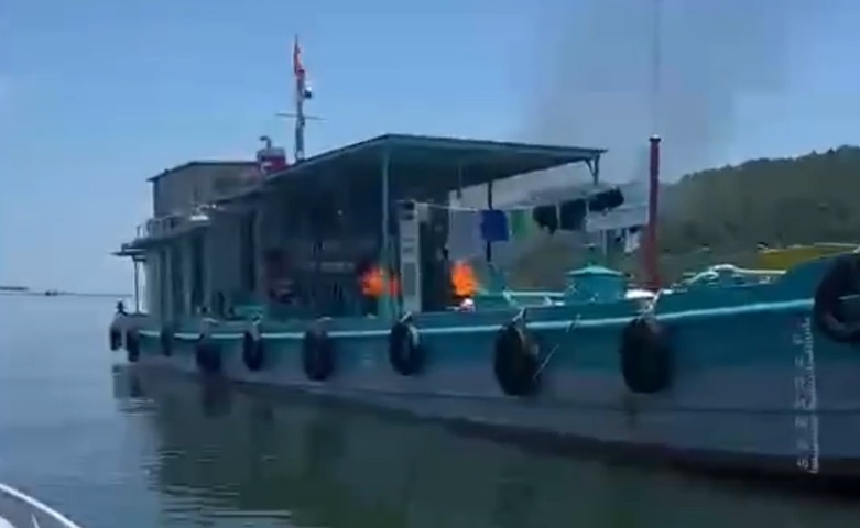 Cháy tàu chở xăng trên vùng biển Móng Cái