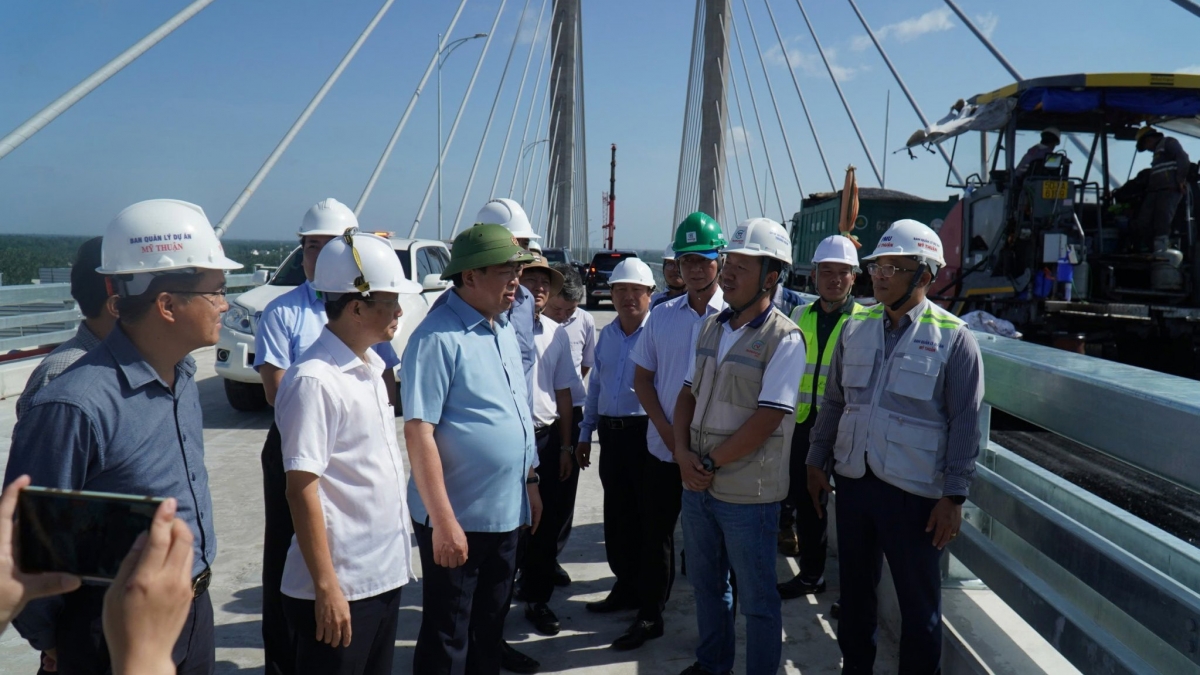 Bộ trưởng Bộ xây dựng đánh giá cao tiến độ, chất lượng công trình cầu Rạch Miễu 2