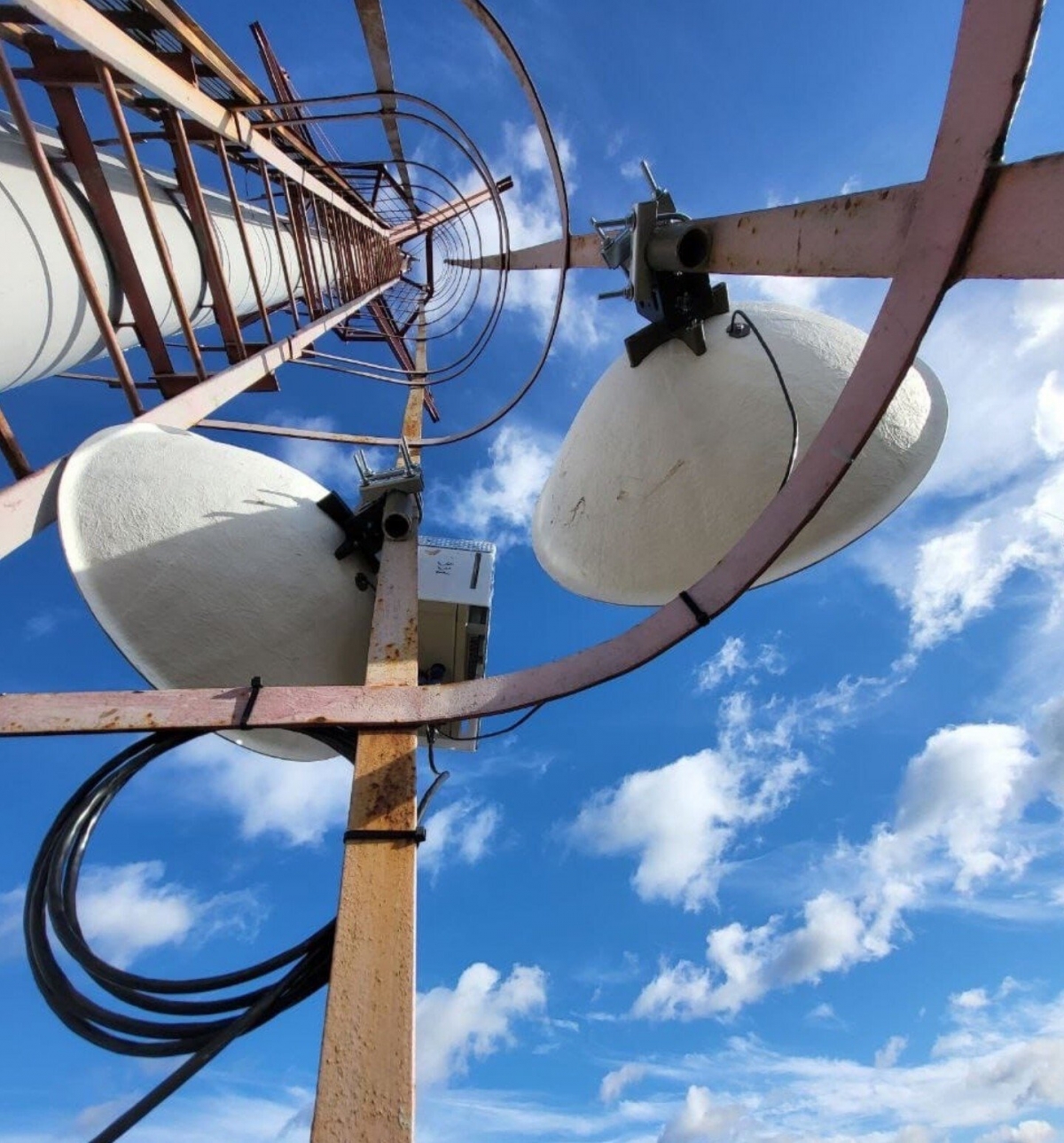 Câc cảm biến âm thanh của hệ thống Zvook được gắn trên tháp radio. Ảnh: United24media