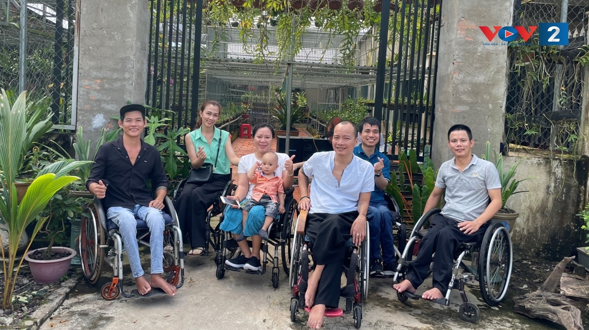 Tuấn Anh (thứ hai từ phải sang) chụp ảnh cùng những người bạn tại vườn lan của gia đình