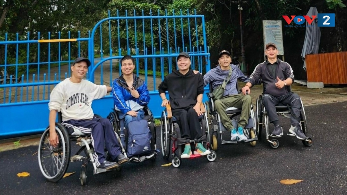 Cùng với những người bạn, Tuấn Anh lan tỏa lối sống tích cực tới cộng đồng.