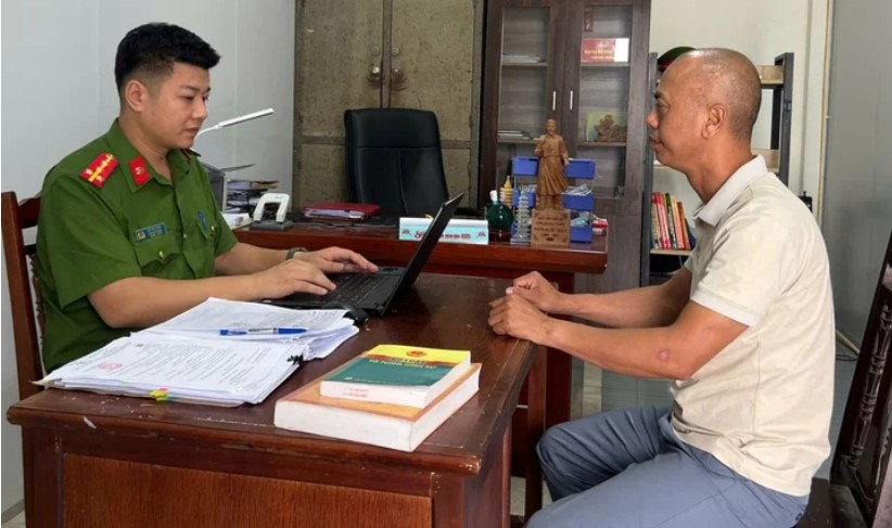 Cơ quan điều tra làm việc với Nguyễn Văn Hàng và Trịnh Đình Hiếu. (Ảnh: Công an Hưng Yên)