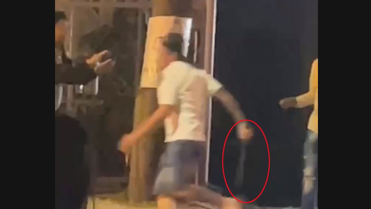 Khanh cầm dao rượt đuổi K.