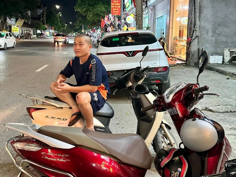 Anh Hòa, người đã khống chế tên cướp xe máy. Ảnh NVCC