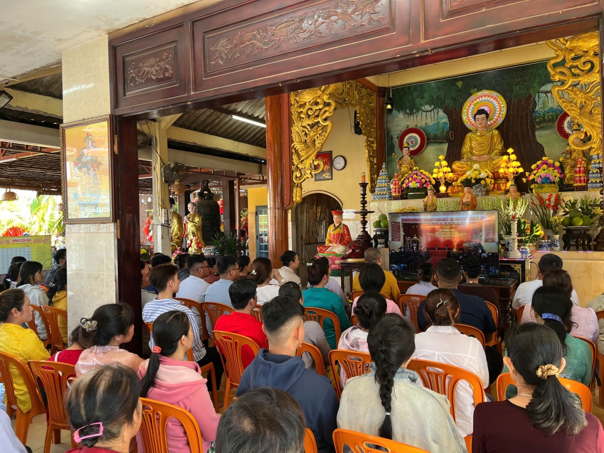 Chư tăng, phật tử chùa Hưng Long, xã An Thạnh Thủy, tỉnh Đồng Tháp  đọc kinh cầu Quốc thái dân an theo chủ trương của TW Giáo hội Phật giáo Việt Nam