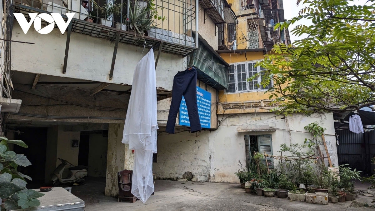 Khu tập thể Thành Công (phường Giảng Võ), tòa nhà G6A đã được xếp vào diện nguy hiểm cấp D, nhưng hiện nay vẫn có một số hộ dân bám trụ, sinh sống