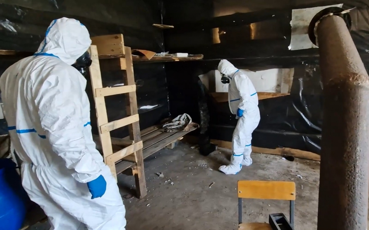 Chuyên gia Nga mặc đồ bảo hộ chống độc khi kiểm tra một phòng thí nghiệm tạm thời của Ukraine. Ảnh: FSB.