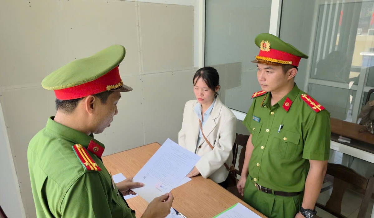 Cơ quan Cảnh sát điều tra tống đạt quyết định đối với Bùi Thị Vĩ