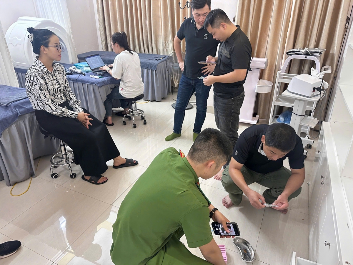 Cơ quan công an khám xét cơ sở kinh doanh của các đối tượng.